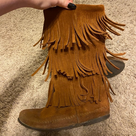 Minnetonka women’s 3 layer fringe boot - Picture 2 of 3